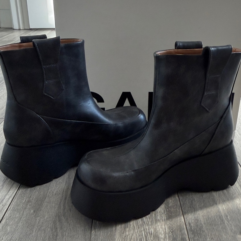 New in Box Size 39 Women’s Ganni
Kat Low Vintage Ankle Boots - Picture 13 of 17
